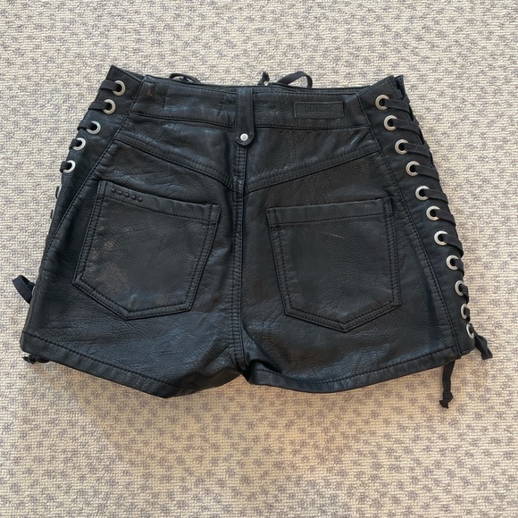 Vintage high rise BlankNYC leather shorts, size 25 - Picture 4 of 4